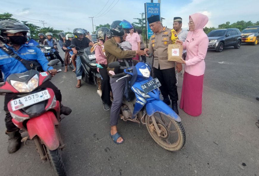 Dikira Razia, Ternyata Polres Batola Berbagi Santapan Berbuka Puasa