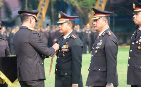 Momen HUT Bhayangkara ke-78, Kapolri Beri Pin Emas Kepada Reserse Narkoba Polda Kalsel