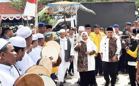 Acil Odah dan Rozanie Dikawal Ratusan Santri ke KPU Kalsel