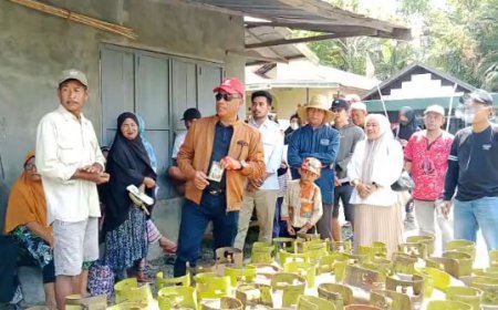 Langsung Menyentuh Masyarakat, Mujiyat-Fahrin Berbagi Gas Melon di Alalak