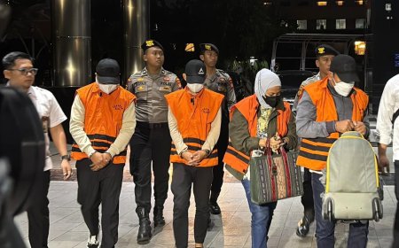 Pakai Rompi Oranye, Hasil OTT di Kalsel Tiba di Gedung KPK