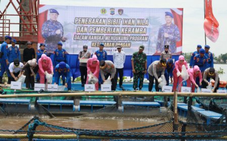 Dukung Ketahanan Pangan, Polda Kalsel Tebar Ratusan Ribu Bibit Ikan di Batola