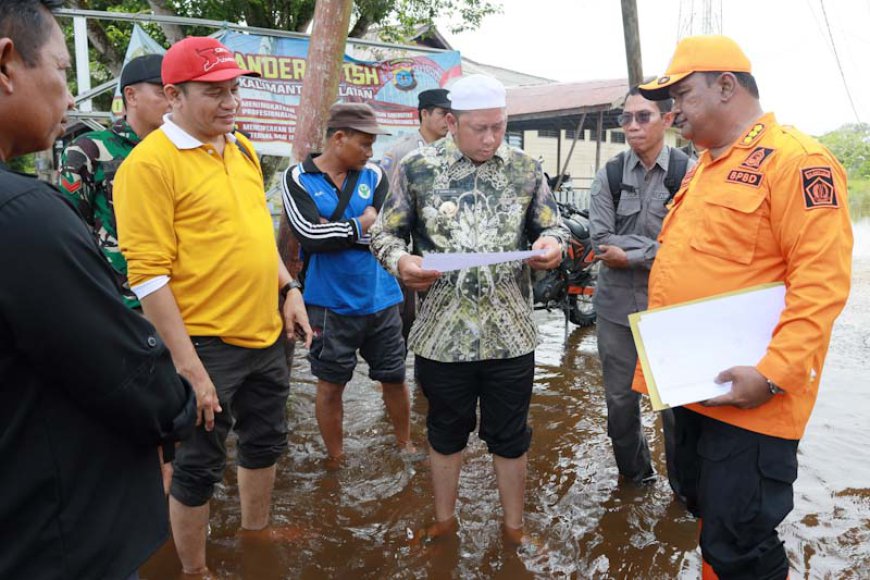 Temui Warga Terdampak Banjir di Kuripan, Bupati Batola Menjanjikan Renovasi Rumah